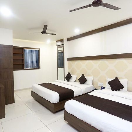 Oyo 18422 Central Grand Belanganj Bagian luar foto