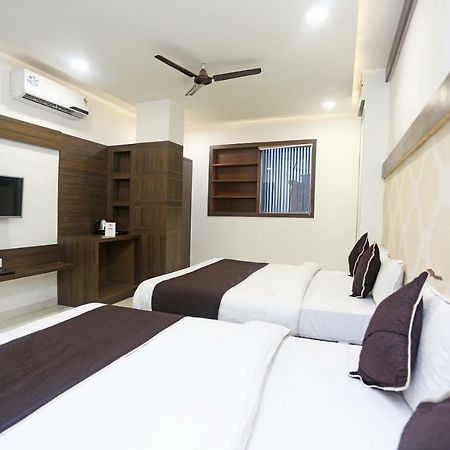 Oyo 18422 Central Grand Belanganj Bagian luar foto