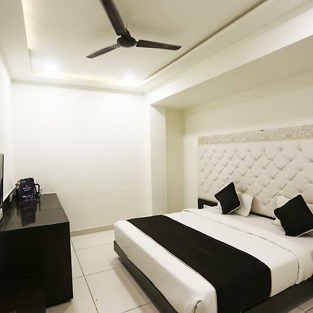 Oyo 18422 Central Grand Belanganj Bagian luar foto