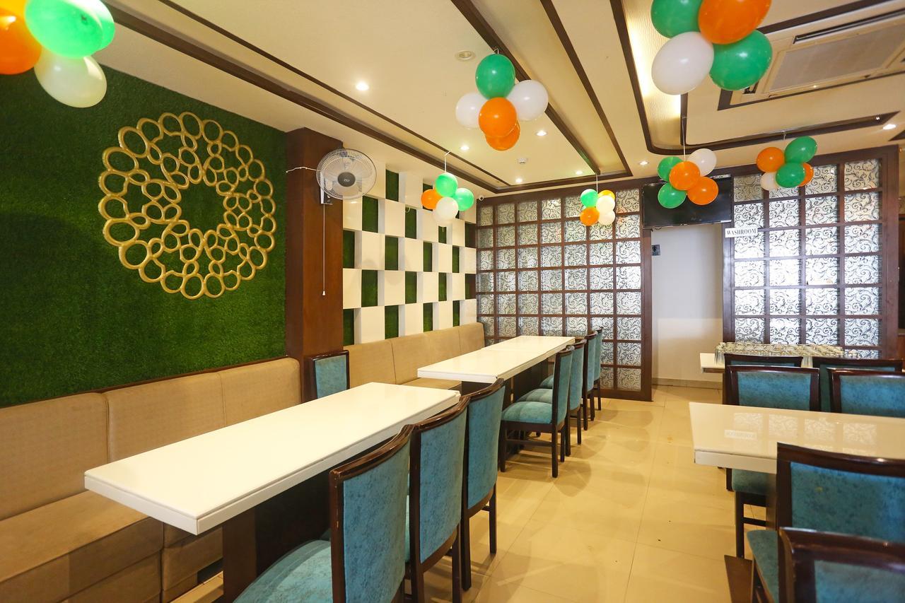 Oyo 18422 Central Grand Belanganj Bagian luar foto