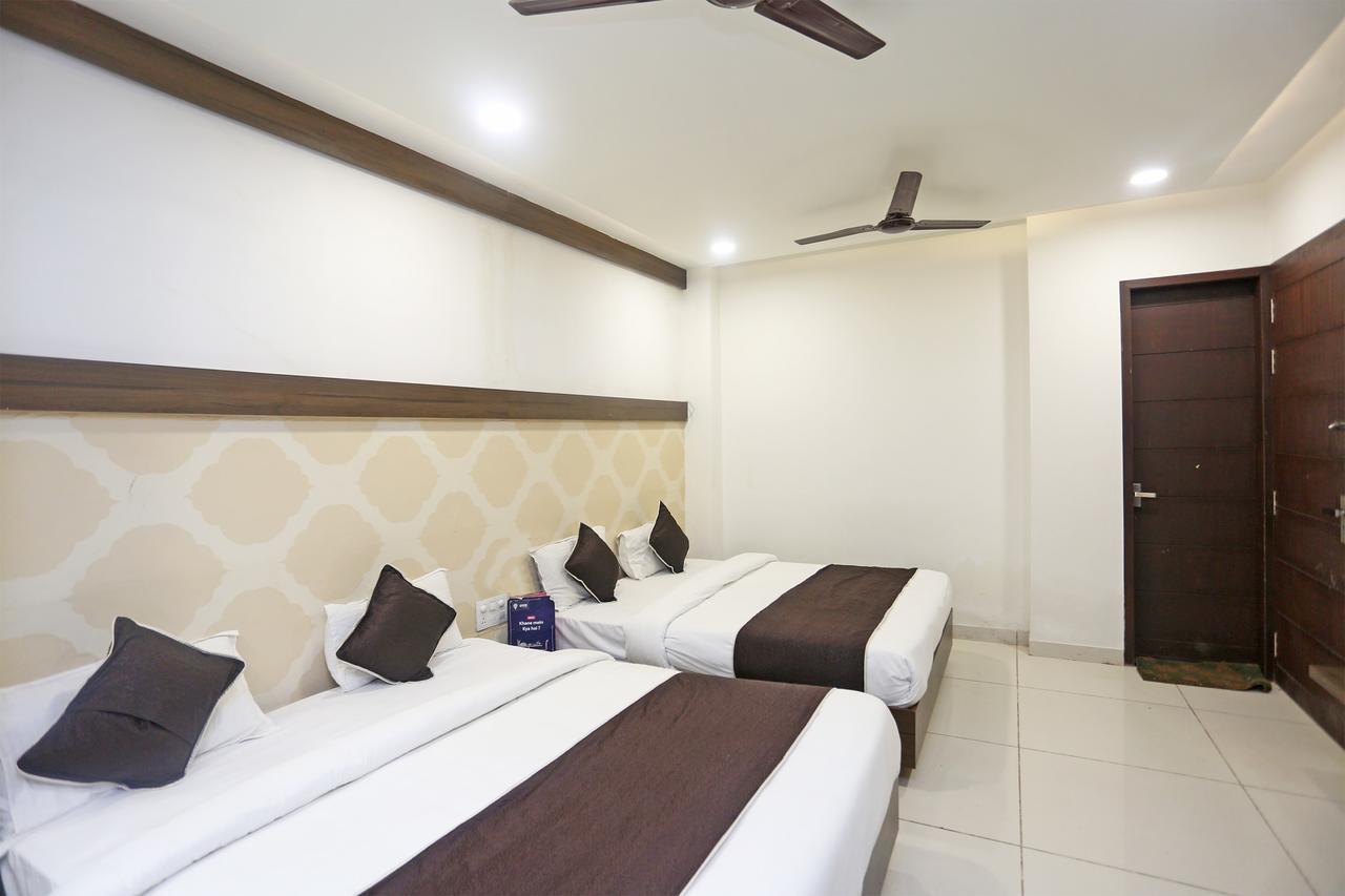 Oyo 18422 Central Grand Belanganj Bagian luar foto