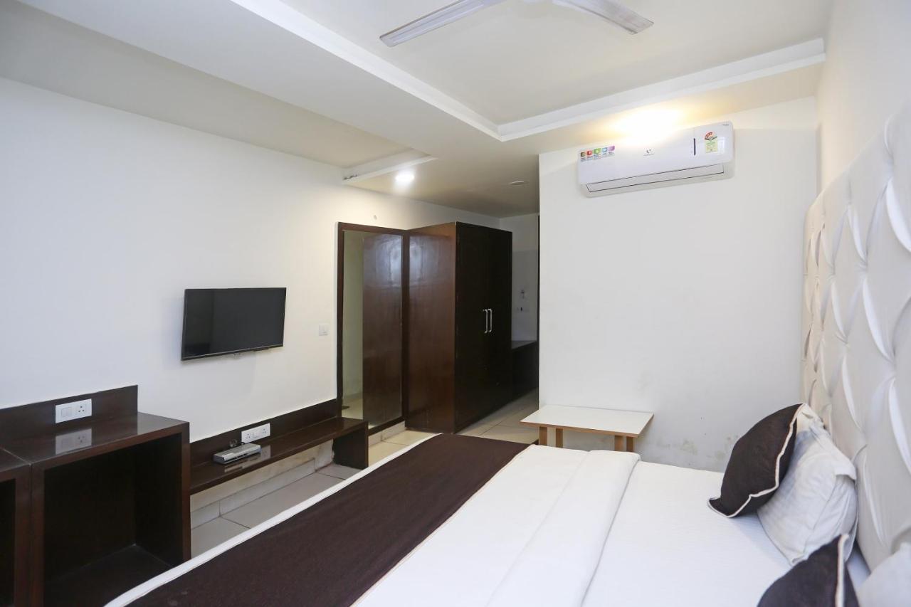 Oyo 18422 Central Grand Belanganj Bagian luar foto