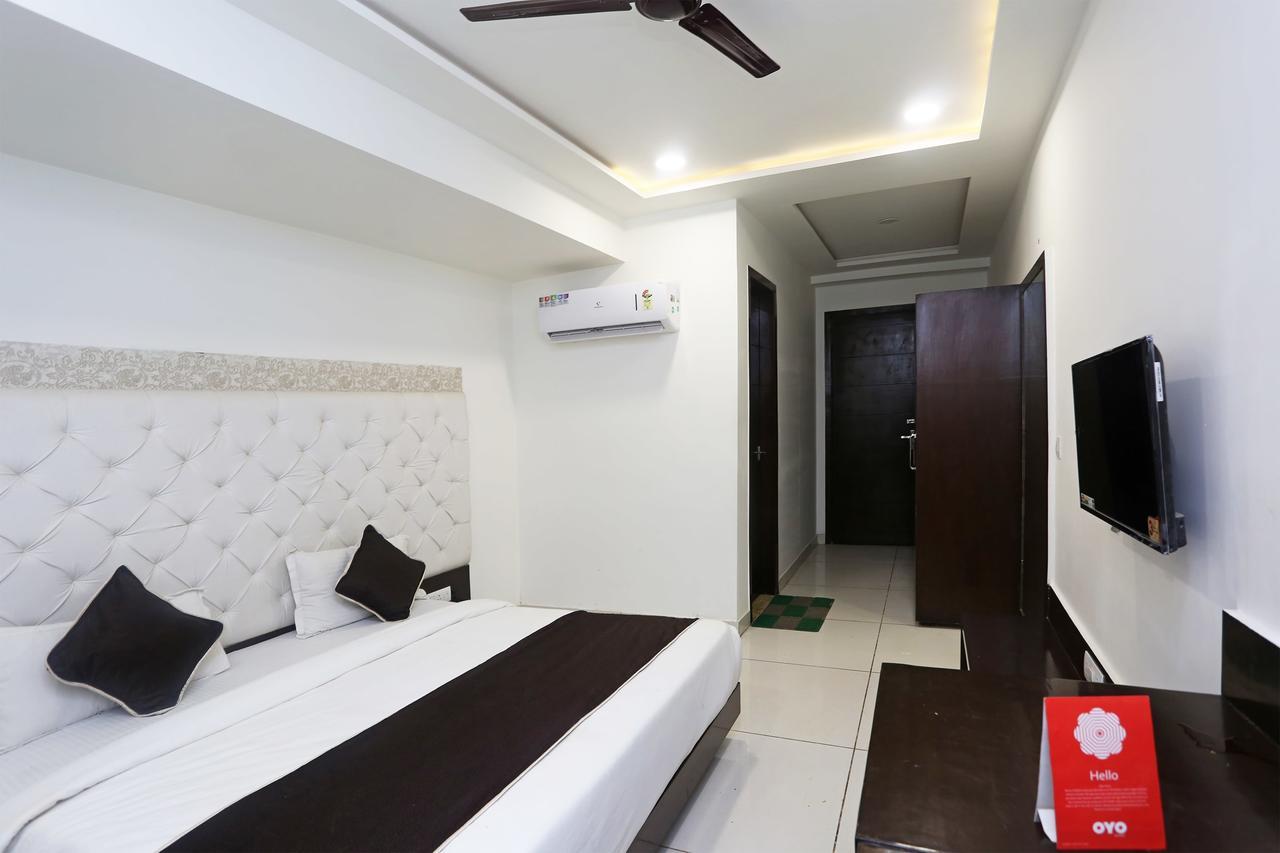 Oyo 18422 Central Grand Belanganj Bagian luar foto