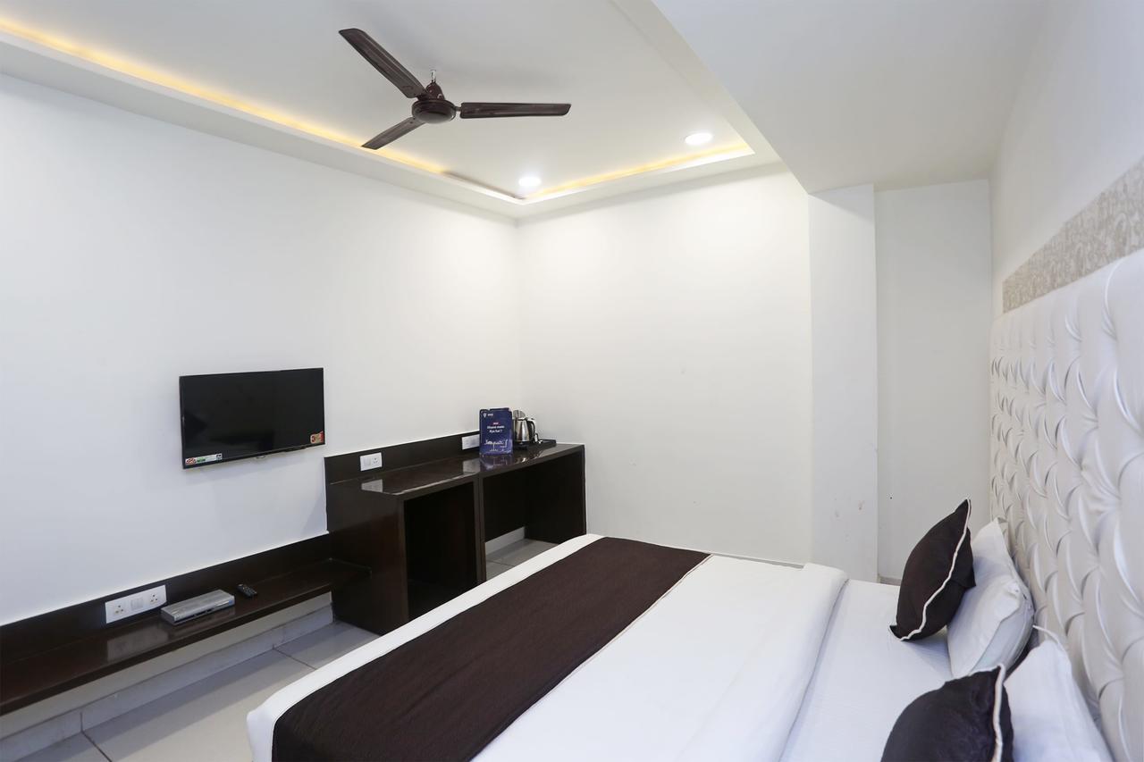 Oyo 18422 Central Grand Belanganj Bagian luar foto