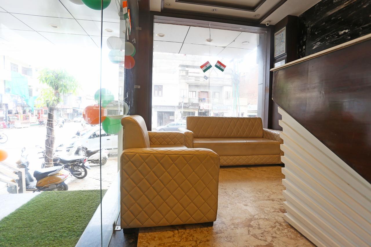 Oyo 18422 Central Grand Belanganj Bagian luar foto