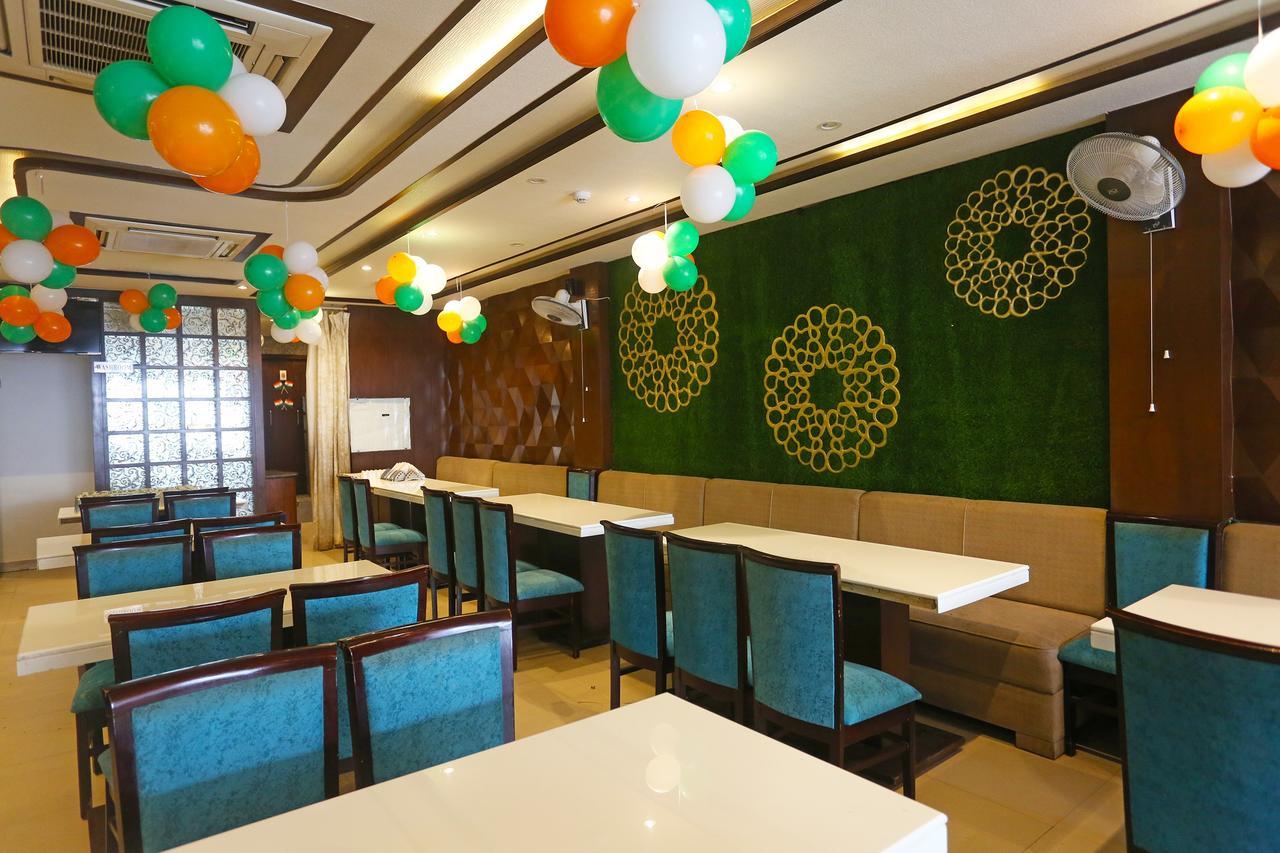 Oyo 18422 Central Grand Belanganj Bagian luar foto