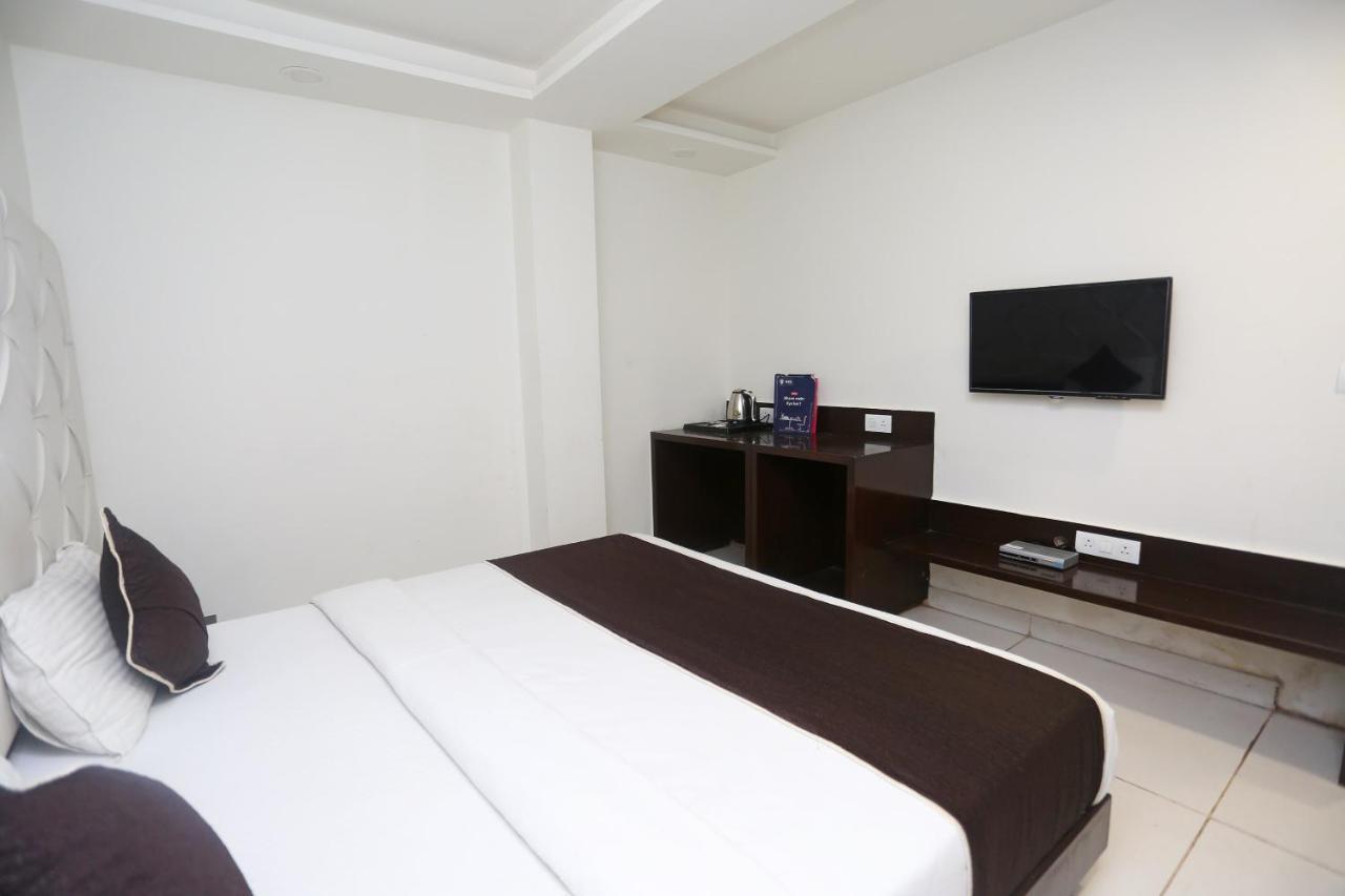 Oyo 18422 Central Grand Belanganj Bagian luar foto