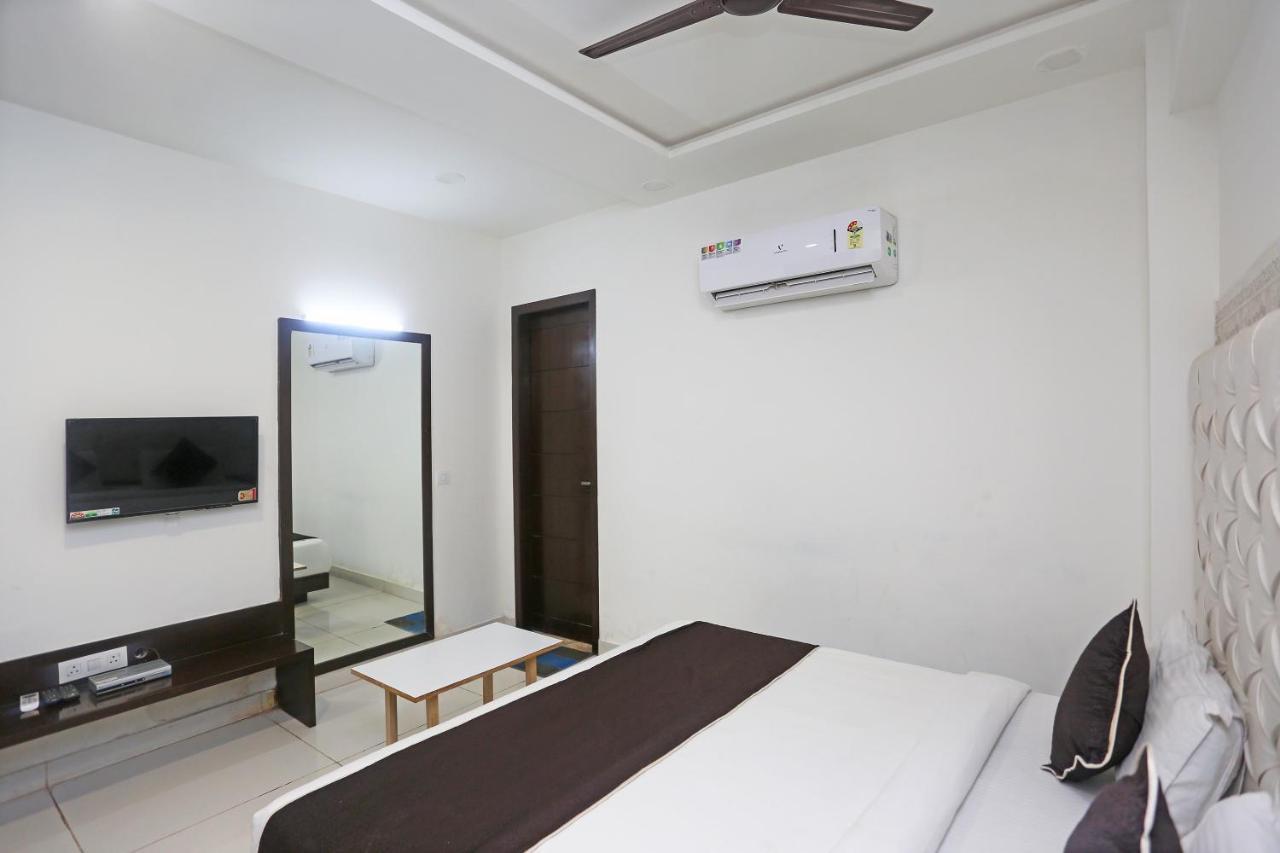 Oyo 18422 Central Grand Belanganj Bagian luar foto