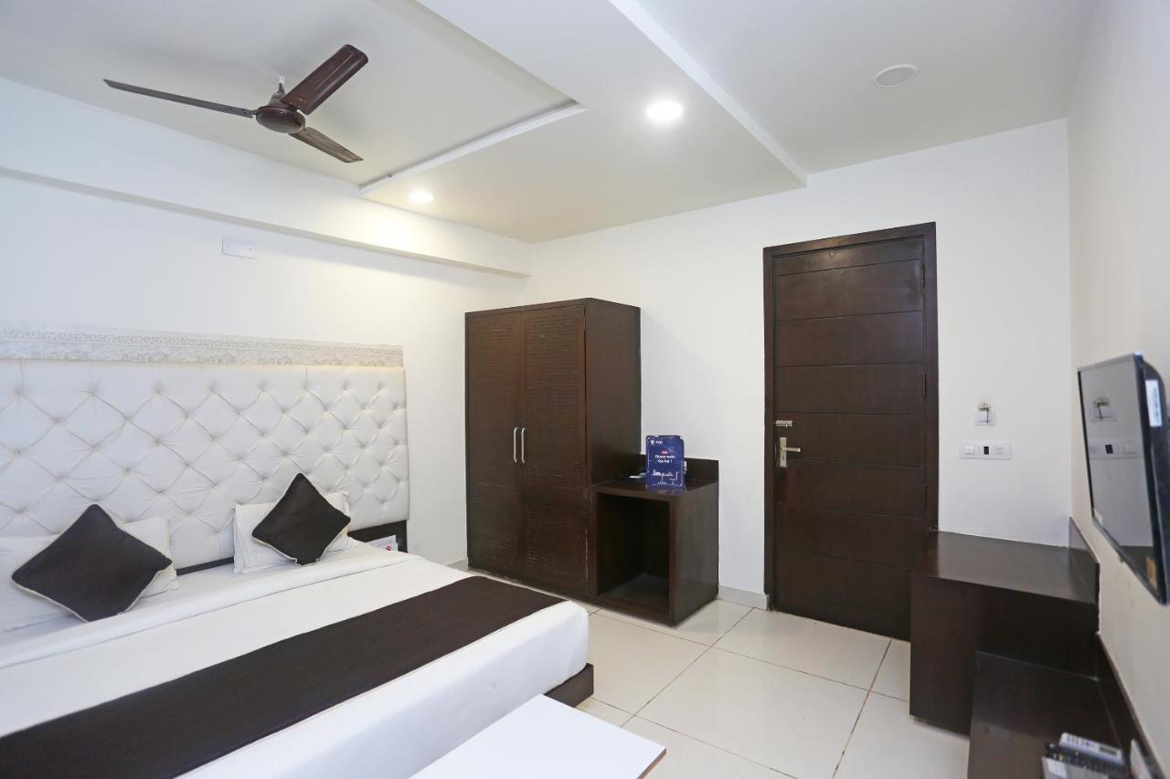 Oyo 18422 Central Grand Belanganj Bagian luar foto
