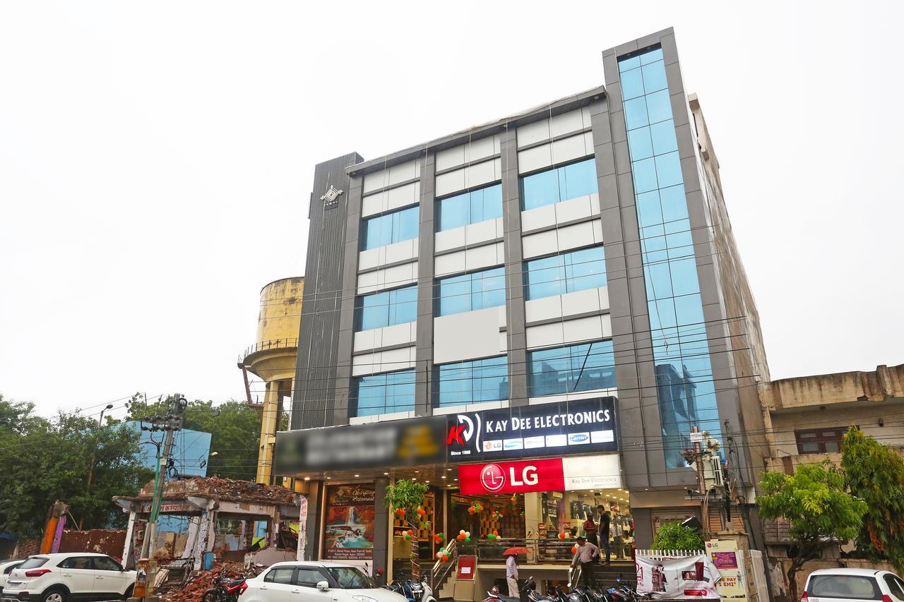 Oyo 18422 Central Grand Belanganj Bagian luar foto
