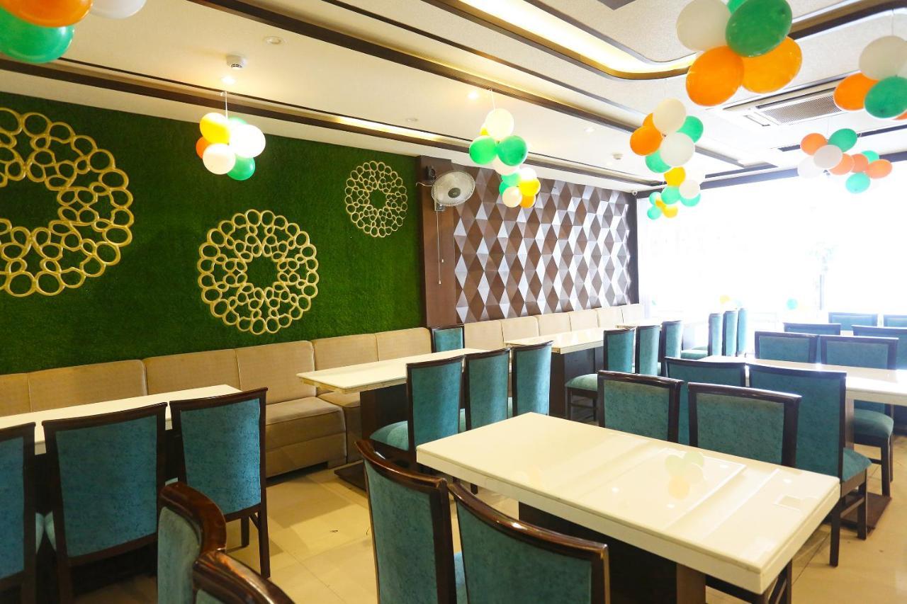 Oyo 18422 Central Grand Belanganj Bagian luar foto