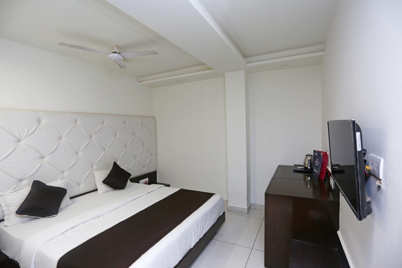 Oyo 18422 Central Grand Belanganj Bagian luar foto