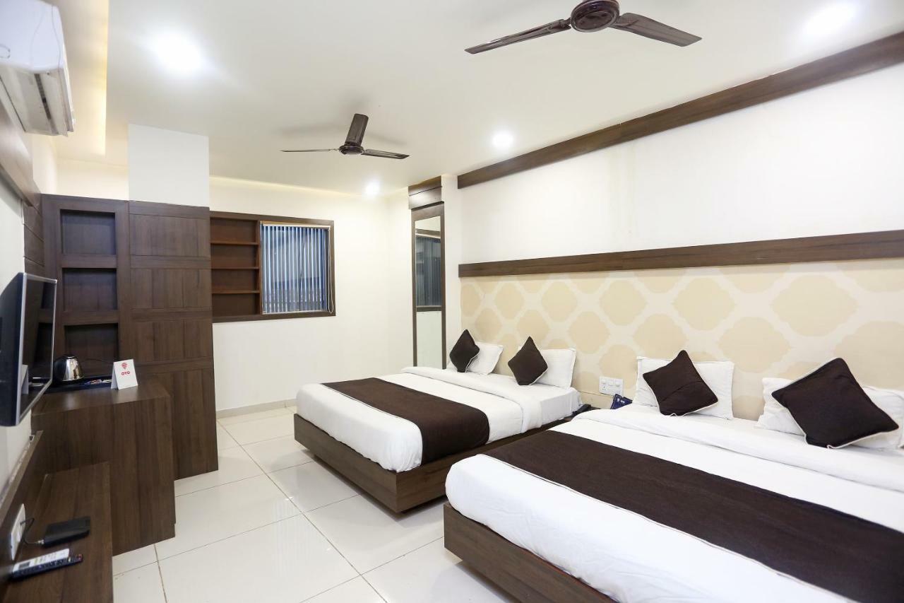 Oyo 18422 Central Grand Belanganj Bagian luar foto