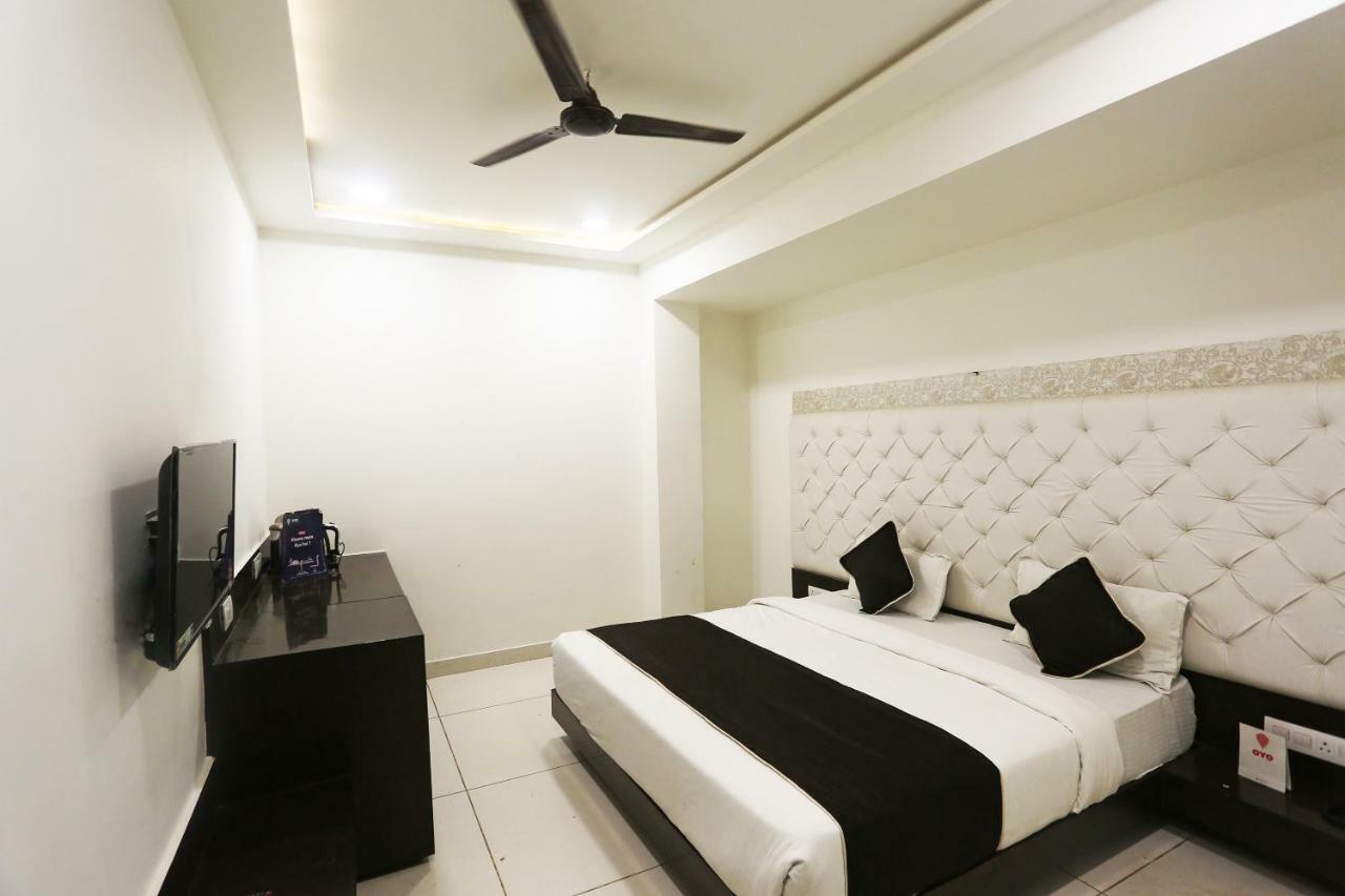 Oyo 18422 Central Grand Belanganj Bagian luar foto
